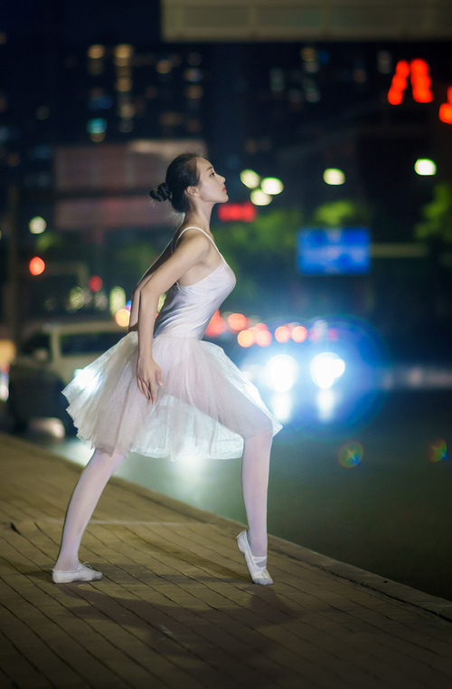 “悬崖边缘:极限赛段的生死攸关”,悬崖边缘效应